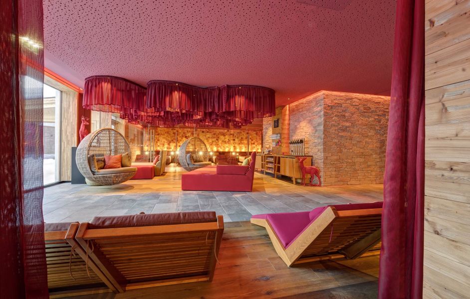 Lichtdurchfluteter Entspannungsbereich in rosanen Farben mit vielen Liegen und Couches.